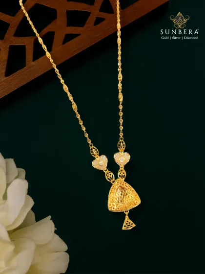 This gold necklace showcases a triangular filigree pendant and heart-shaped accents along the chain. It’s a beautiful blend of geometric and romantic motifs, crafted to be a cherished piece.