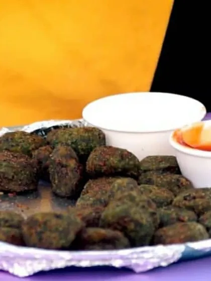A closer look at our Hara Bhara Kababs, served with sweet tamarind and spicy mint chutneys. We ensure every starter is presented neatly, making it easy for guests to enjoy during social hours.