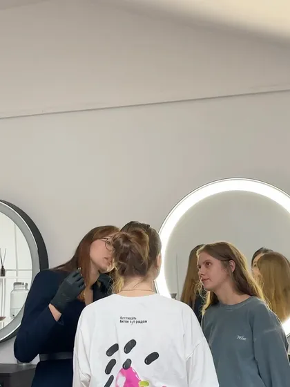 A group learning moment during an eyebrow styling course. Our instructors are always there to answer questions and demonstrate techniques up close.