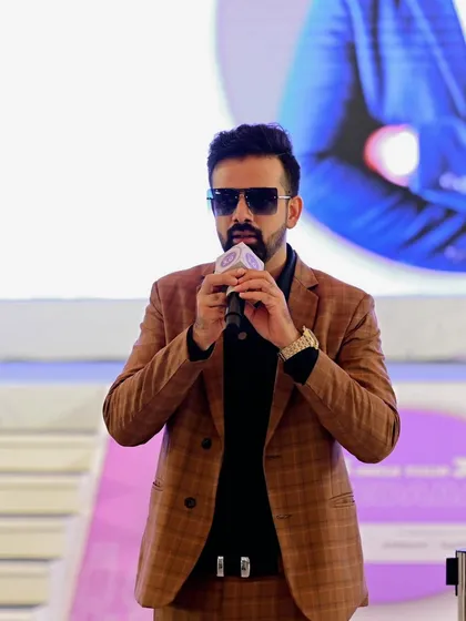 A close-up of me addressing the 1300+ attendees at the financial astrology conclave.