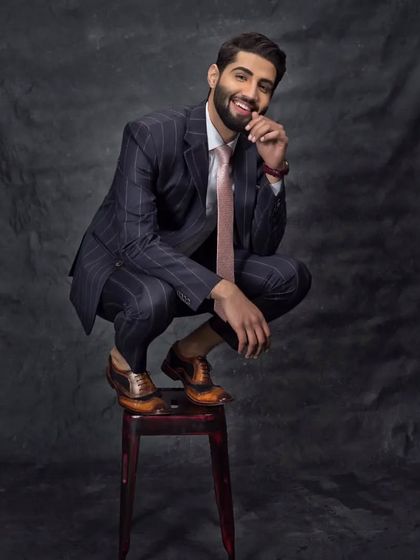 Embrace the simplicity of this two-piece outfit, crafted from one of our signature woollen textiles for a sharp and sophisticated look.