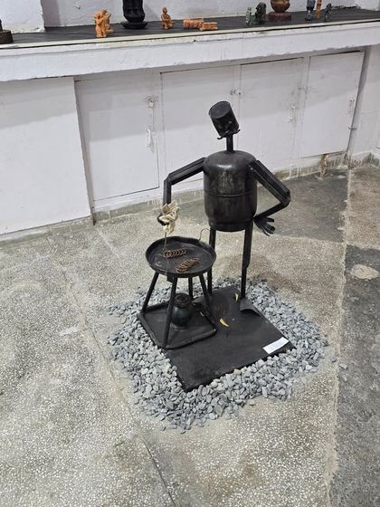 A unique metal sculpture on display at the College of Art, which our students had the opportunity to study.