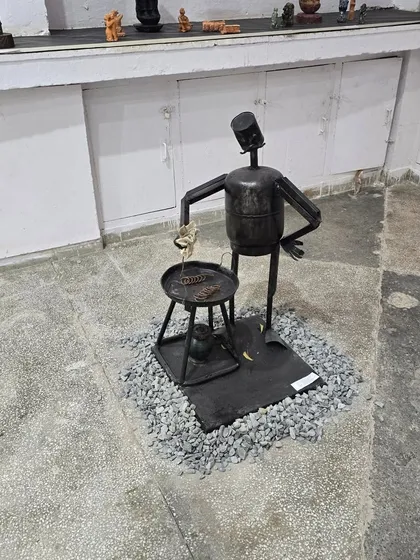 A unique metal sculpture on display at the College of Art, which our students had the opportunity to study.