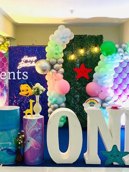 Another angle of the indoor mermaid theme, showing the full balloon arrangement.