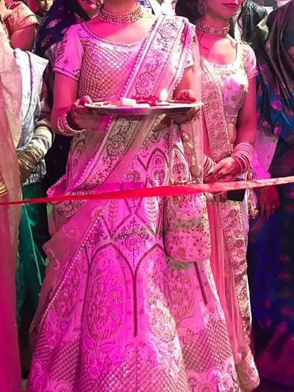 Here is one of my clients during her wedding ceremony. She is wearing a rented choker set that stands out beautifully, showing how my jewellery looks in a real wedding setting and adds that essential sparkle to traditional rituals.