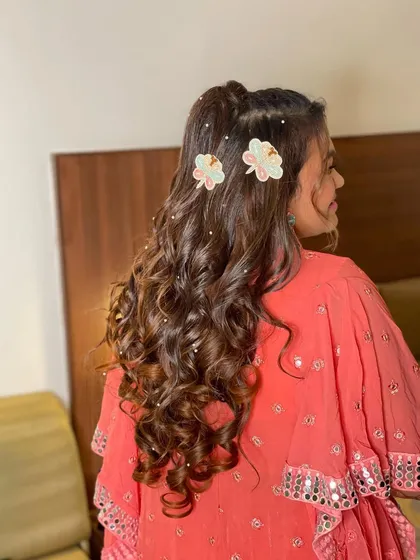 Another angle of this fun and fresh haldi hairstyle. The soft curls and delicate accessories are perfect for a bride who wants a relaxed yet beautiful look.
