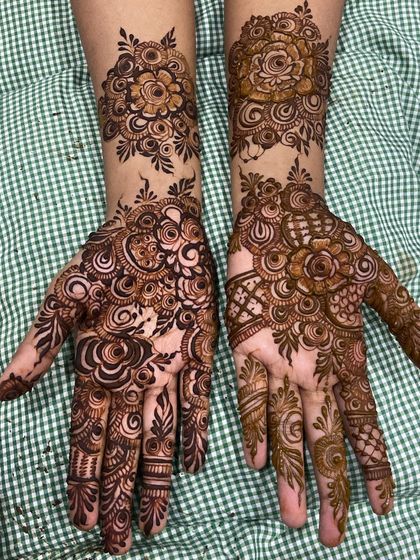 A clear shot of the floral patterns on both hands.