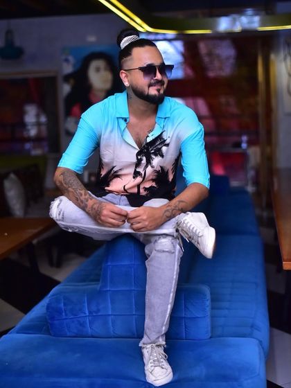 A duplicate of 209, a great full-body shot.