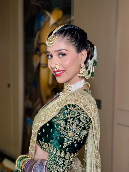 A confident and happy portrait. The bride's smile shines as she shows off her complete Peshvai look, from the intricate jewelry to the bold and beautiful makeup.