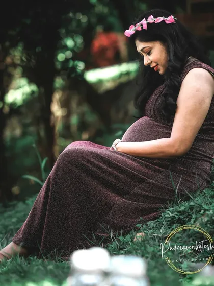 For maternity photoshoots, my goal is to create a soft and radiant look that celebrates the natural glow of motherhood. Here, I used gentle tones to enhance her features, ensuring she felt beautiful and comfortable during her special session.
