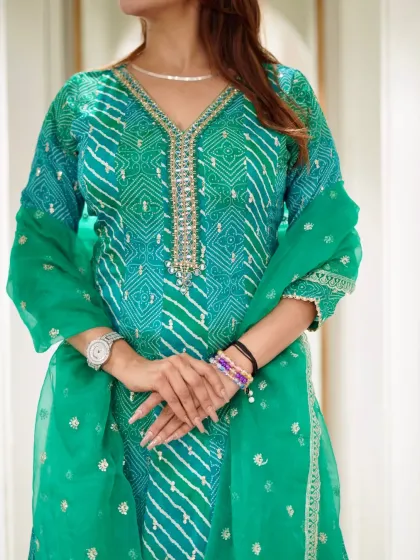 The intricate neckline of this green bandhani Anarkali is simply beautiful.
