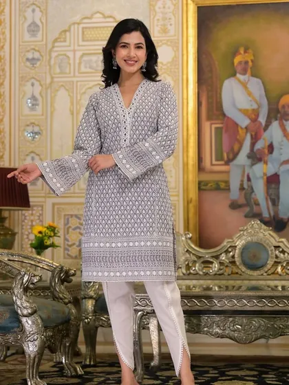 I love the relaxed yet chic style of this grey printed kurta set. It features a comfortable V-neck kurta with trendy bell sleeves, paired with unique white tulip pants for a contemporary silhouette.