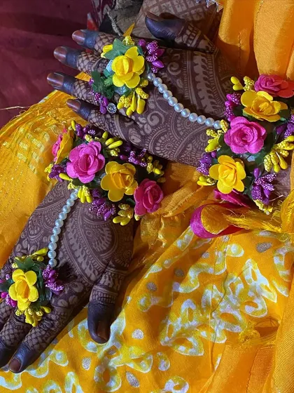 The mehendi looks even more beautiful when paired with floral jewellery for the haldi or mehendi ceremony.