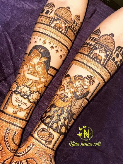 Another view of the dual-portrait design, highlighting the architectural elements that frame the figures.