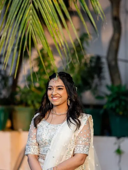 Less is more when elegance speaks for itself. A dreamy soft glam look with loose waves for a sangeet night under the stars.