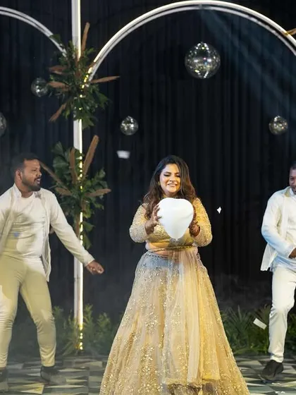 A closer look at Mahek's sangeet dance, where she used props to add a playful element to her performance. I help incorporate creative ideas to make your solo unique and memorable.