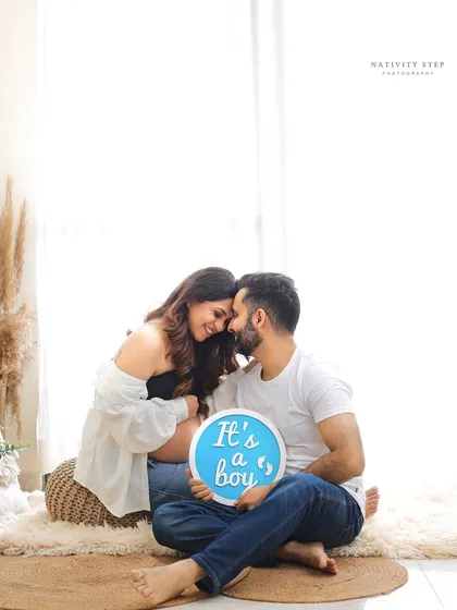 Let's have some fun with your announcement. We provide a variety of props, like these "It's a boy" signs, to add a playful and personal touch to your maternity photoshoot.