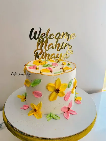 Bright blooms and golden vibes. A welcome cake with beautiful painted flowers.