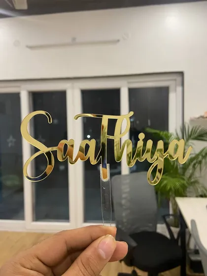 Simple, classic, and full of meaning. This "Saathiya" topper in a beautiful cursive font is a romantic choice for weddings and anniversaries, celebrating your lifelong partner.
