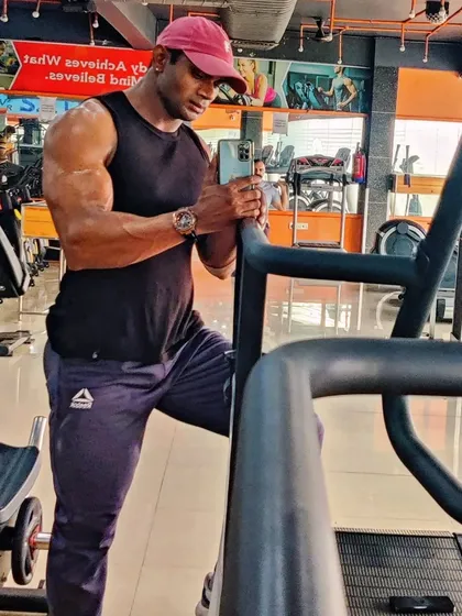 Gym selfie. Vains check.
