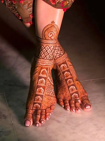 Elegant and simple foot mehndi. This design features geometric patterns and a central motif, perfect for a minimalist yet beautiful look.