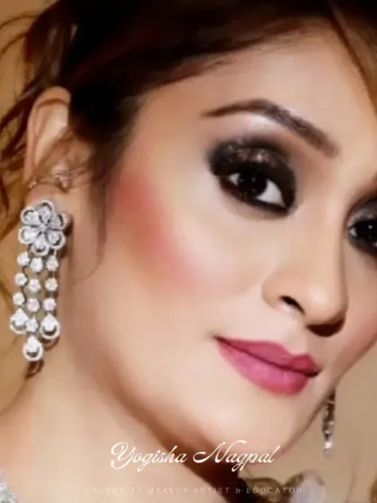 Learn the art of glam smokey eyes in my upcoming pro makeup course. I teach everything from product knowledge to advanced techniques.