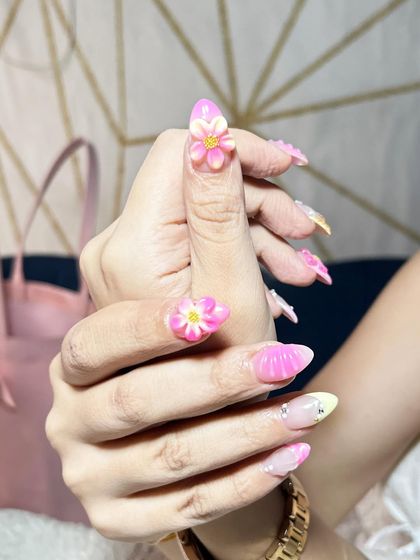 A close-up view of a sculpted 3D flower. Notice the detail in the petals and center, a technique that requires patience and skill, which I will teach you.