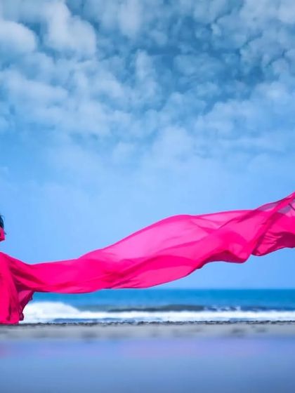 A stunning shot against a bright blue sky and sea. The hot pink infinity trail seems to go on forever, creating a powerful and artistic image.
