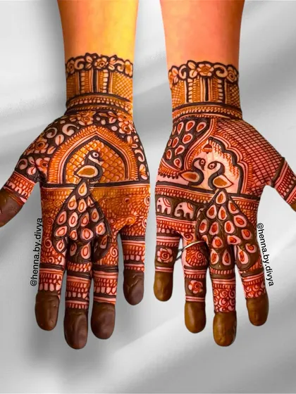 A striking design with bold peacock motifs on both palms. The use of negative space makes the peacocks the central focus, while the wristbands add a touch of traditional flair.