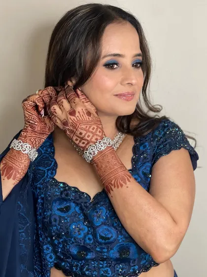 Matured skin makeup requires a special touch. We gave this lovely client a bold blue smokey eye that was blended beautifully for a sophisticated, glamorous look. ✨