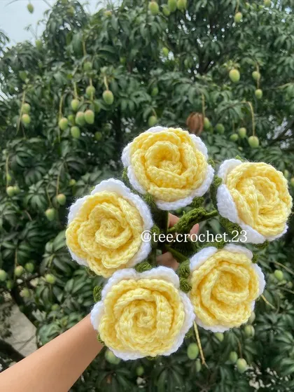 A simple and elegant bouquet of five yellow and white roses.
