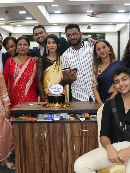 A memorable day with all our stars. The teaching staff and students gather for a cake-cutting ceremony.