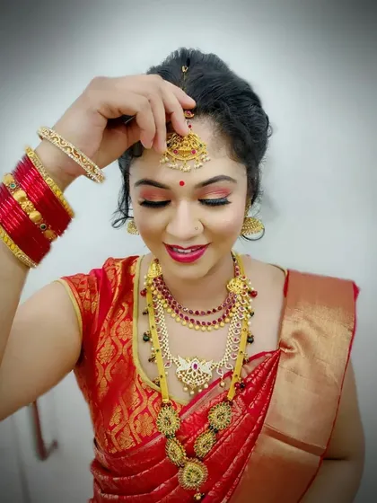 This pose highlights the importance of traditional elements in South Indian bridal makeup, from the bindi and maang tikka to the layered gold jewelry, all of which we teach our students to work with.