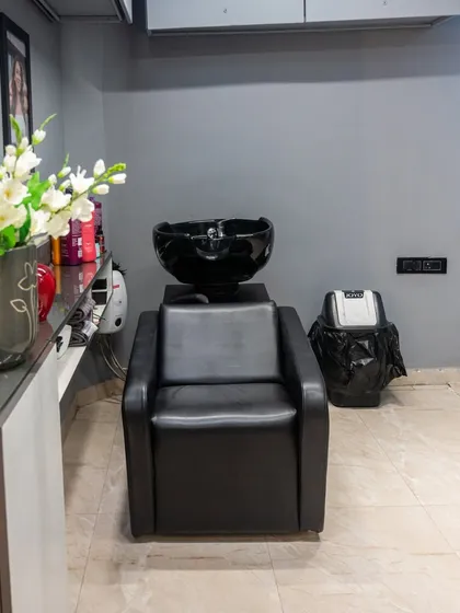 Our comfortable and professional hair wash station. We not only provide extensions but also teach you how to care for them, ensuring they stay beautiful for a long time.