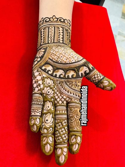 A beautiful design featuring a parade of elephants along the fingers, a symbol of good luck and prosperity. The combination of lotus motifs and delicate patterns makes this a rich and meaningful design.