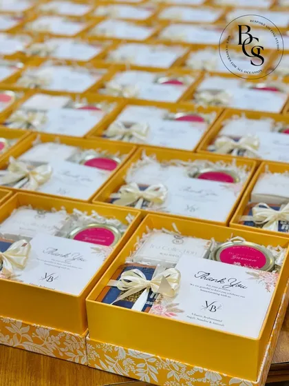 These yellow floral-patterned boxes are a cheerful and elegant option for thank you gifts or event favours. The consistent design creates a beautiful display for a bulk order.