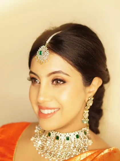 Celebrating life's most precious moments is an honor. For Priyanka's baby shower, I created this fresh and radiant look to enhance her beautiful pregnancy glow. The soft makeup, paired with her traditional saree, made for a truly special and memorable day.