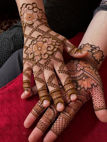 A delicate and modern floral design perfect for the Sawan festival. The pattern features a net of vines and flowers on the back of the hand, creating a very elegant look.