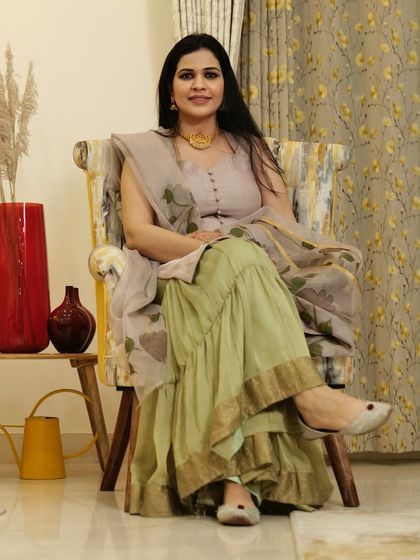 This statement necklace is another one of my favorites. It pairs beautifully with this sharara suit, adding a touch of festive grandeur to the look.