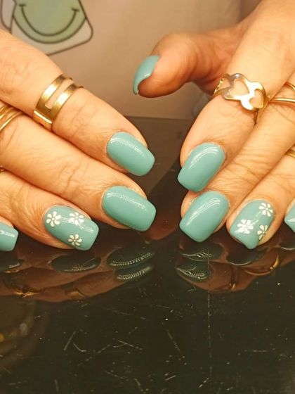 Another angle of the cute teal and daisy manicure.
