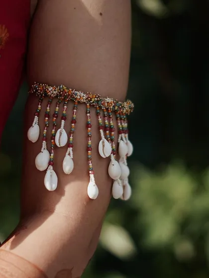 The custom shell armlet, or bajuband, adds a unique bohemian touch to this haldi look.