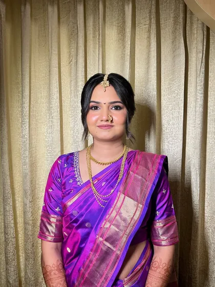 An unfiltered and unedited photo of our lovely Maharashtrian bride. This image shows my commitment to creating makeup that looks genuinely beautiful in real life, without any need for filters.