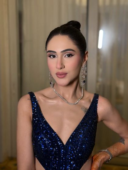 A direct portrait that captures the intensity of the winged liner and the radiant skin finish. A confident and powerful look for a special night.