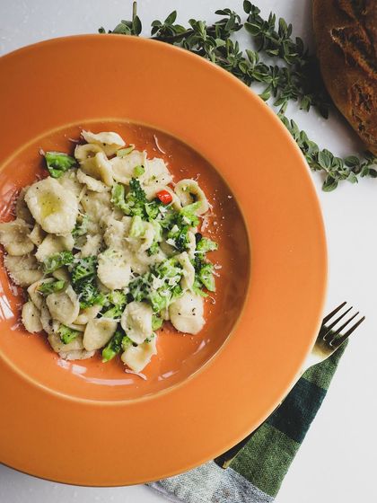 Orecchiette pasta with broccoli, a classic combination from Southern Italy. We teach you how to make various pasta shapes and pair them with the perfect sauces.