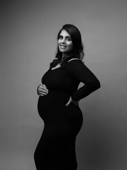 The same beautiful mother-to-be, this time without the hat, for a more classic and simple portrait.