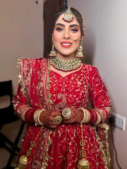 This happy Punjabi bride is glowing. Her smile says it all. The makeup is bright and celebratory, perfect for her Anand Karaj ceremony.