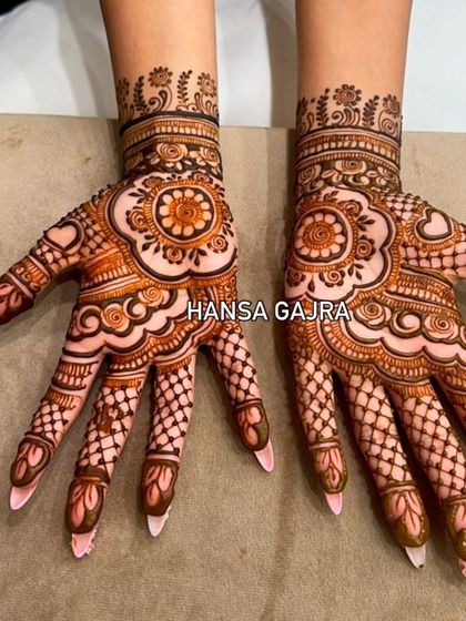 A beautiful floral mandala design with delicate latticework on the fingers. This style is a favorite among guests who want something that is both eye-catching and elegantly balanced.