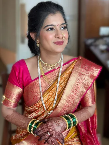 Simplicity and elegance in one frame. This Maharashtrian bride opted for a soft, natural makeup look with a matte pink lip and clean eye makeup to complement her traditional saree.