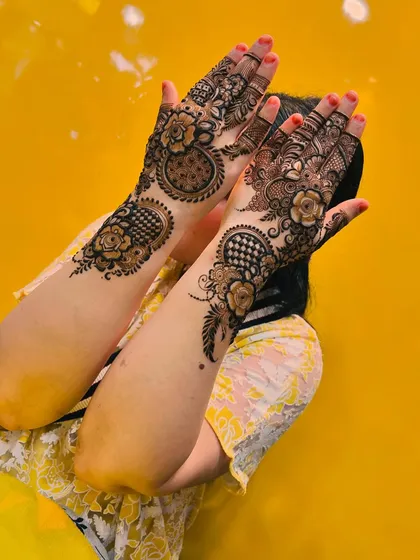 A client posing with her beautiful floral Indo-Western mehndi design.