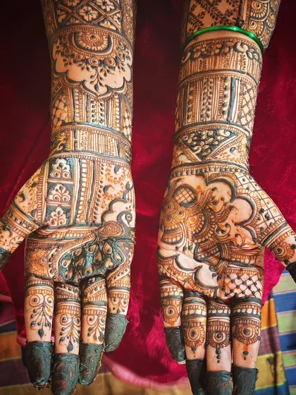 I love creating contrast with light and dark shading. This full-hand design uses that technique to highlight the peacock and floral patterns, giving them a beautiful sense of depth.
